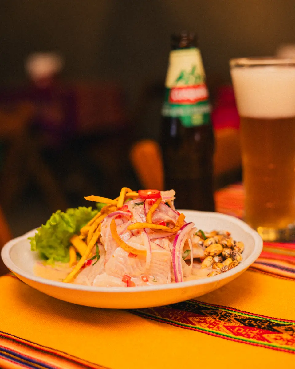 Ceviche de peixe com cancha e cerveja Cusqueña