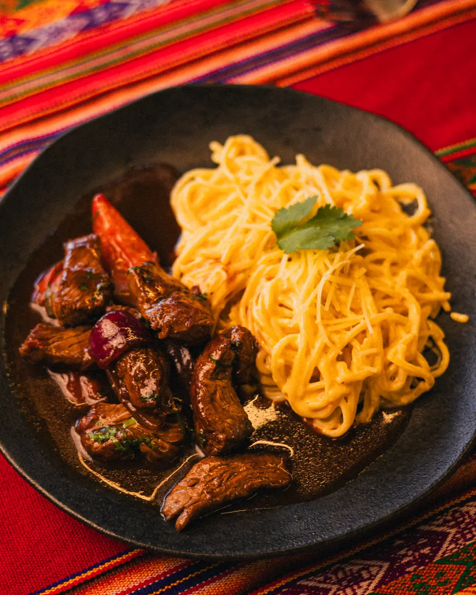 Fettuccine ao molho huancaína com lomo saltado