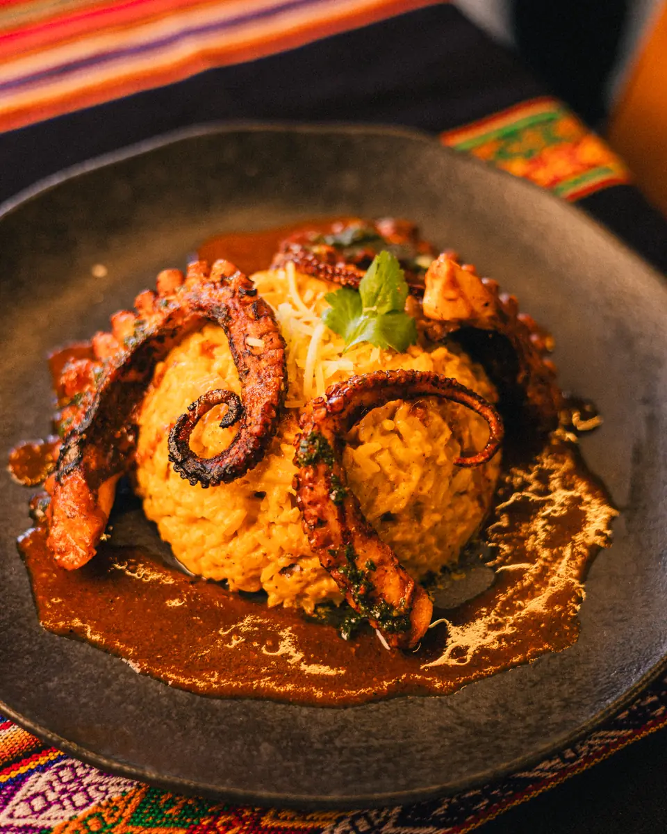 Polvo grelhado sobre arroz cremoso peruano